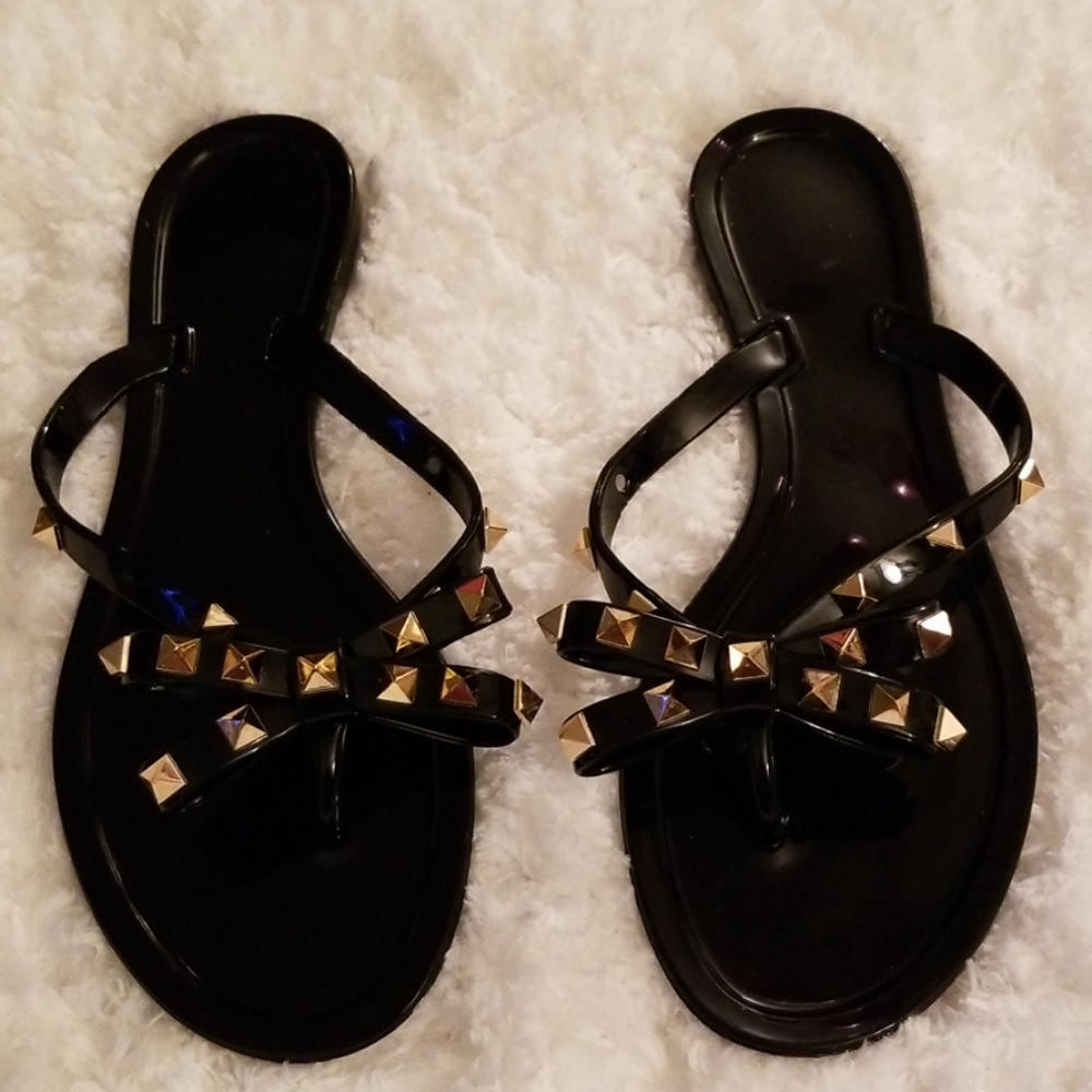 Black spike bow thong sandals